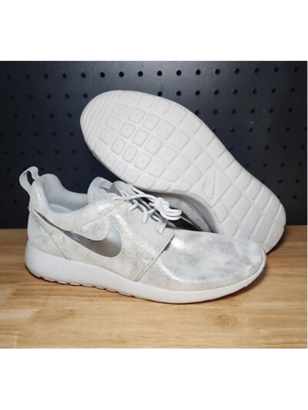 Nike Roshe One PRM Running Shoes Platinum 833928-009 Women's Size 9.5 Sneaker